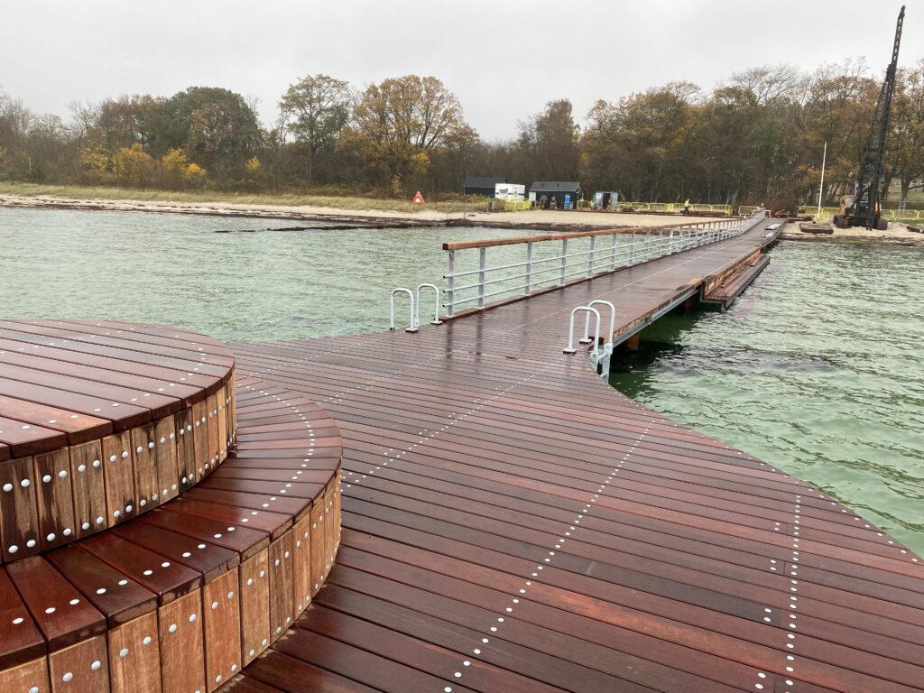 Badebro på Den sorte strand i Sønderborg